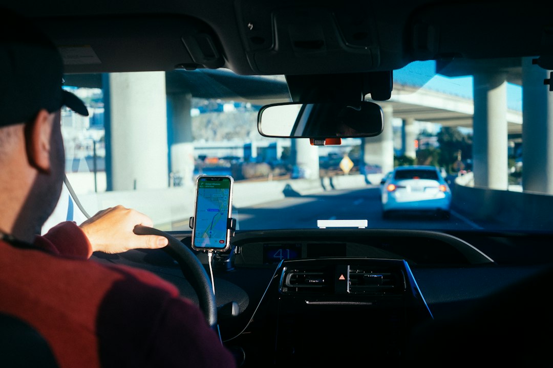 Motorista dirigindo com o celular preso ao painel